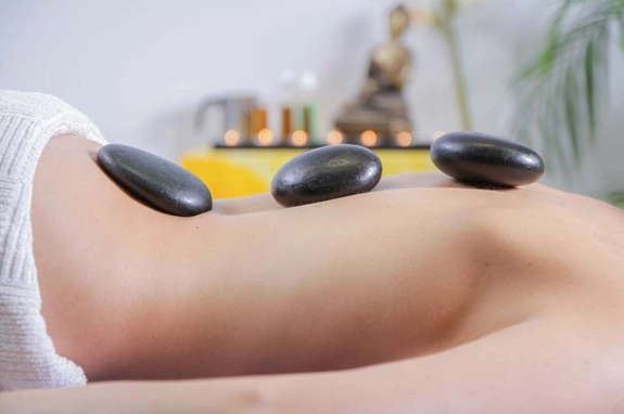 Afslappende hot stone massage på ryggen